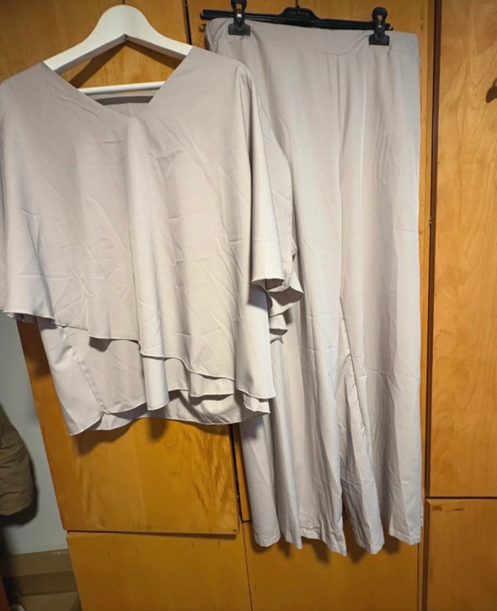 conjunto elegante 2 piezas blusa y pantalon fluido beige topo xl ensemble chic beige taupe xl set